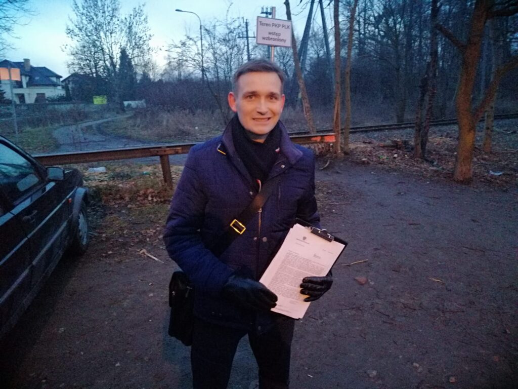 Potrzebne przejście dla pieszych i rowerów wraz ze ścieżką rowerową przy torowisku