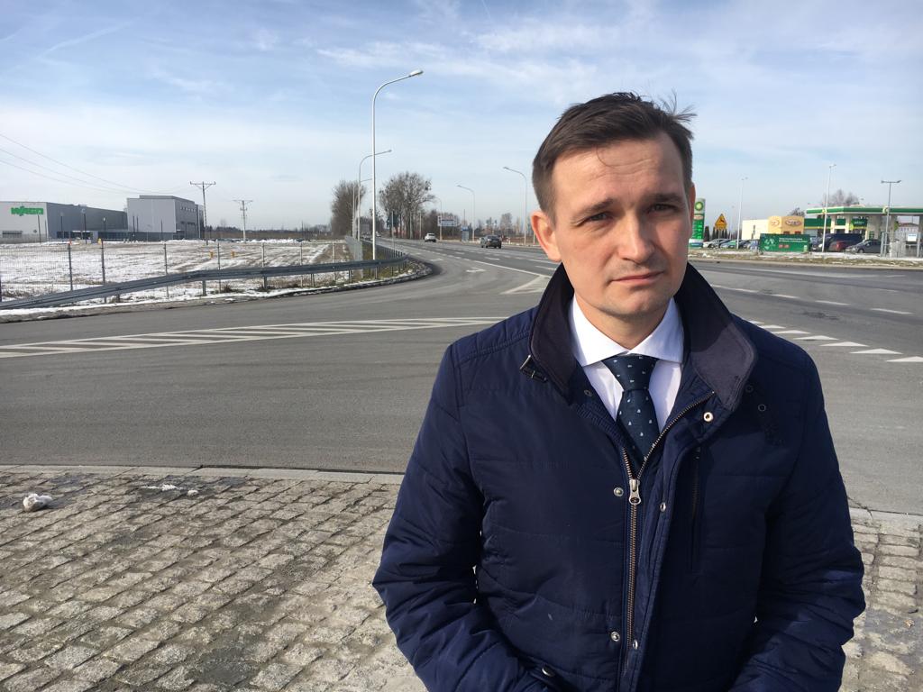 Sygnalizacja świetlna na skrzyżowaniu drogi krajowej nr 94 w kierunku miejscowości Lutynia oraz miejscowości Krępice w Gminie Miękinia