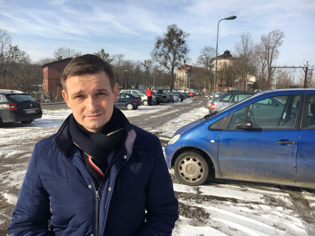 Potrzebna jest budowa parkingu „Parkuj i Jedź” przy stacji kolejowej „Brzeg Dolny”