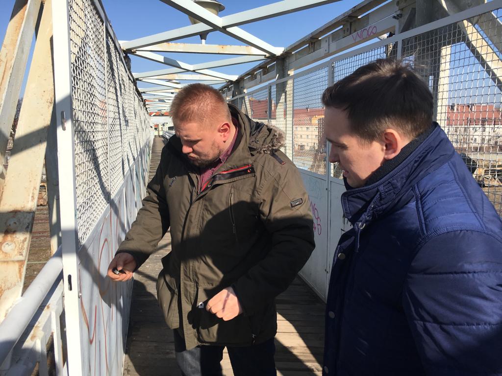 Oleśnica: Konieczna jest naprawa kładki dla pieszych przy dworcu kolejowym oraz zabezpieczenia wejścia na maszt z naświetleniem torów przy ZNTK Oleśnica. 
