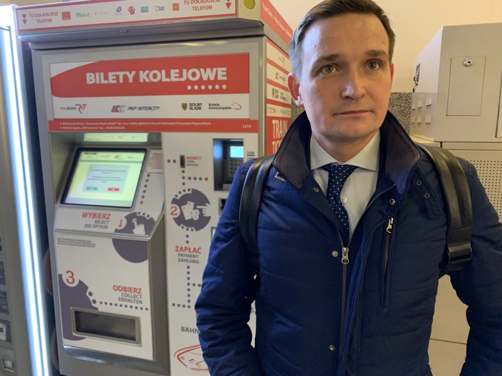 Czy na stacjach i przystankach kolejowych we Wrocławiu znajdziemy biletomaty PKP, PR i KD?