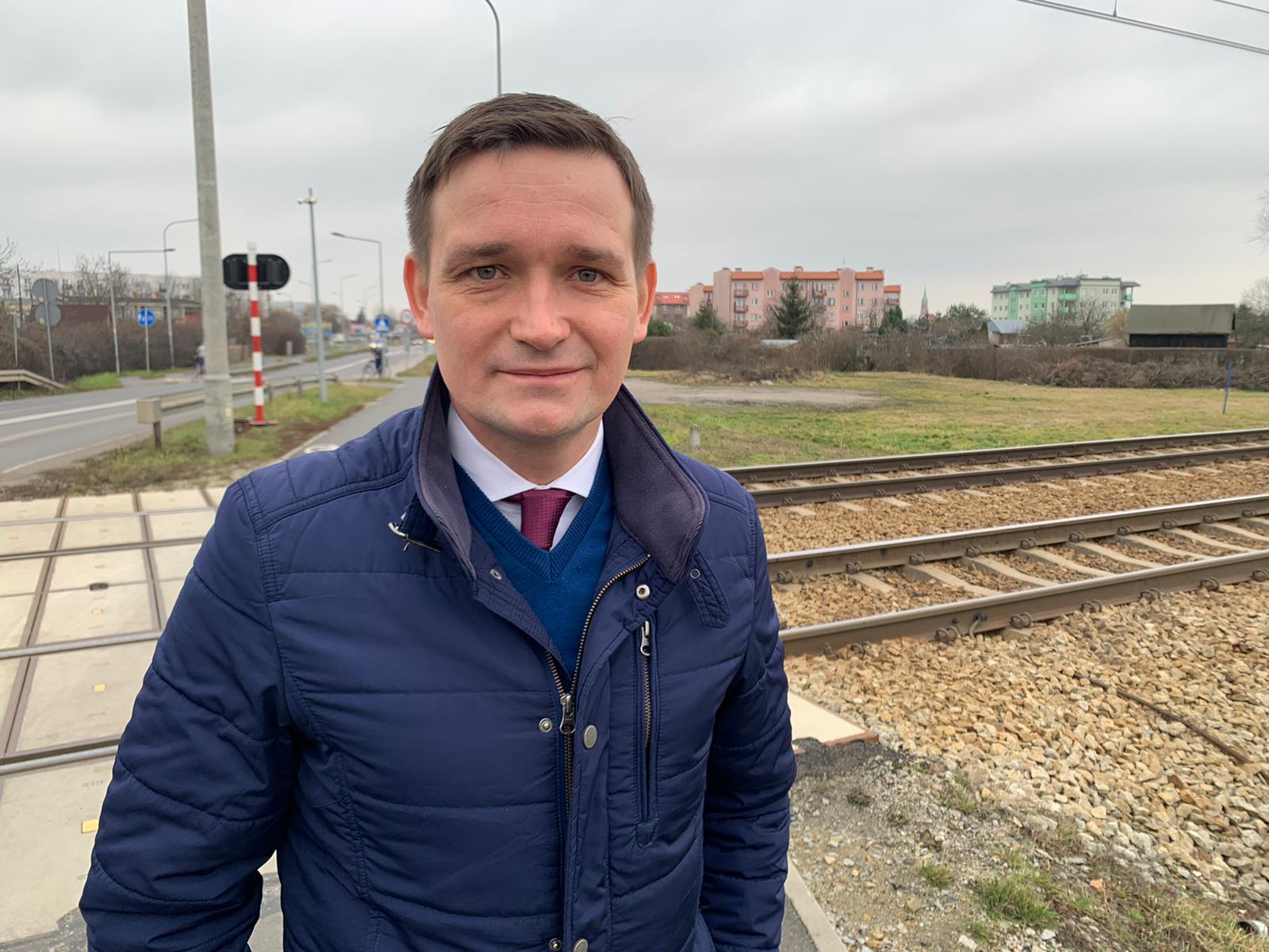 Zapytanie poselskie w sprawie poprawy bezpieczeństwa na przejeździe kolejowym przy ul. Wiejskiej w Oławie
